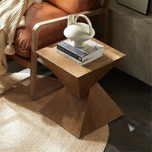 Geometrischer Akzenttisch aus massivem Holz