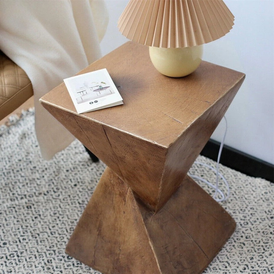 Geometrischer Akzenttisch aus massivem Holz