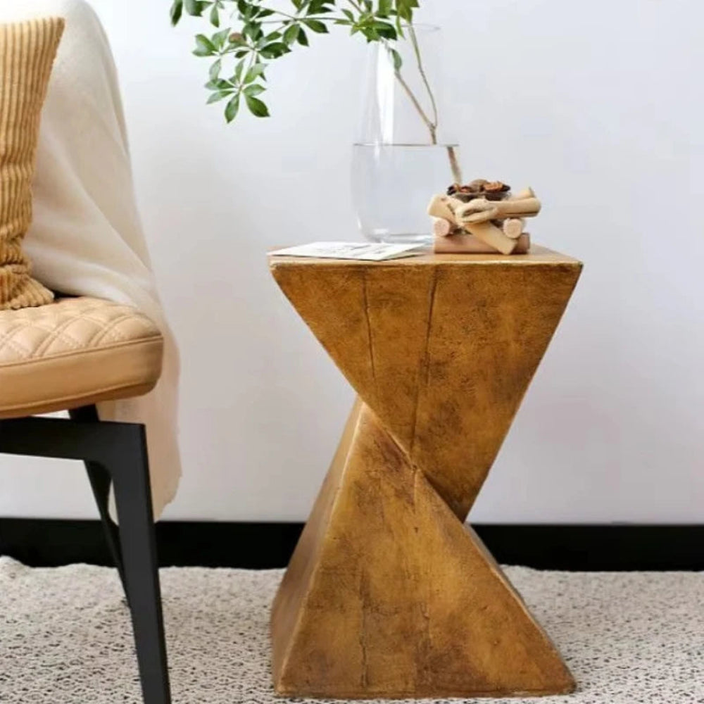 Geometrischer Akzenttisch aus massivem Holz
