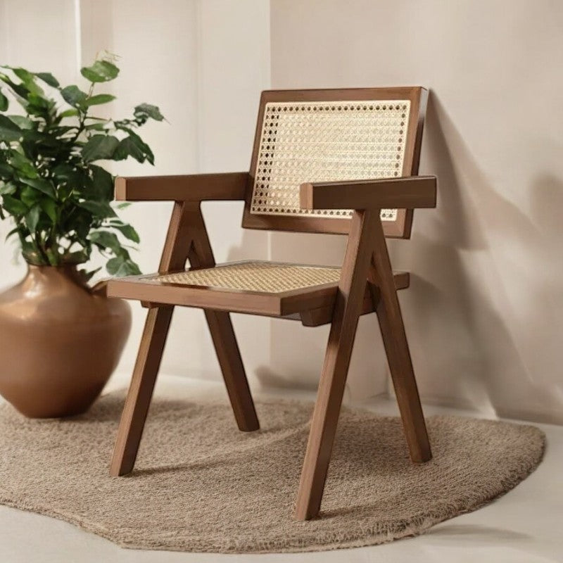 Hochwertiger Esszimmerstuhl im minimalistisches Design