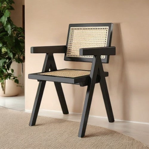 Hochwertiger Esszimmerstuhl im minimalistisches Design