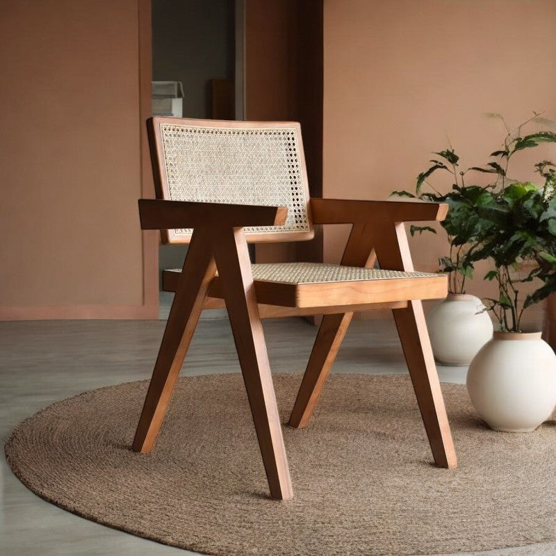 Hochwertiger Esszimmerstuhl im minimalistisches Design