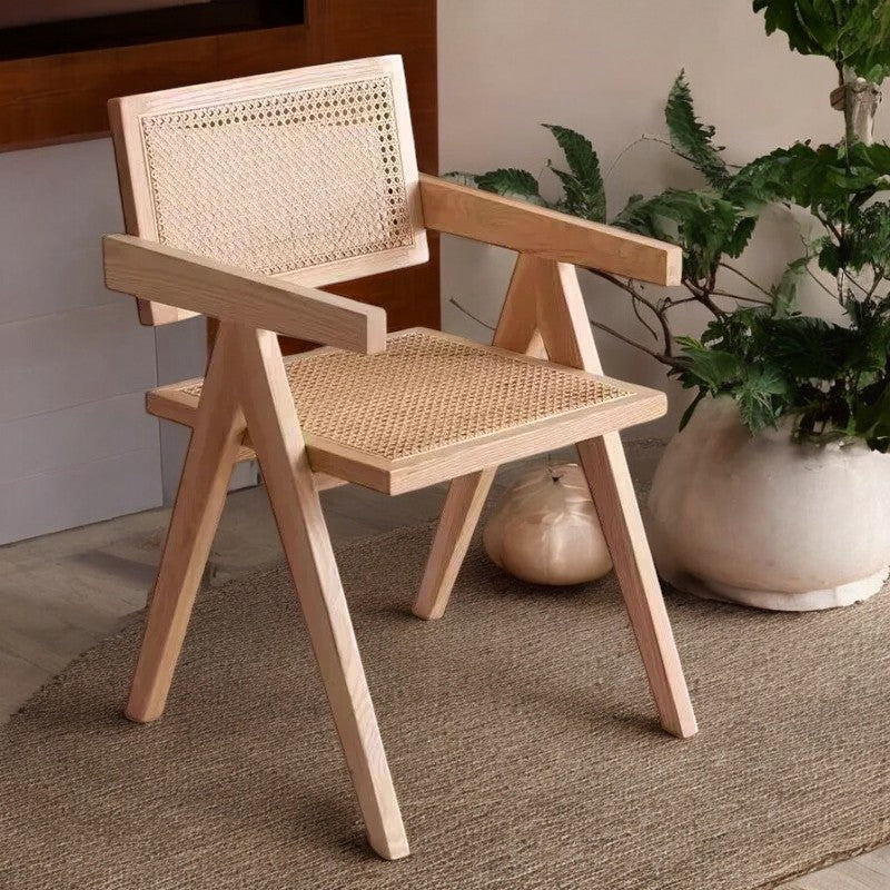 Hochwertiger Esszimmerstuhl im minimalistisches Design